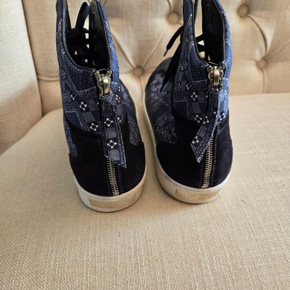 Louis Vuitton Black Leather Detail - Picture 4 of 10